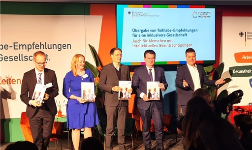 Übergabe der Teilhabeempfehlungen an Bundesgesundheitsminister Karl Lauterbach